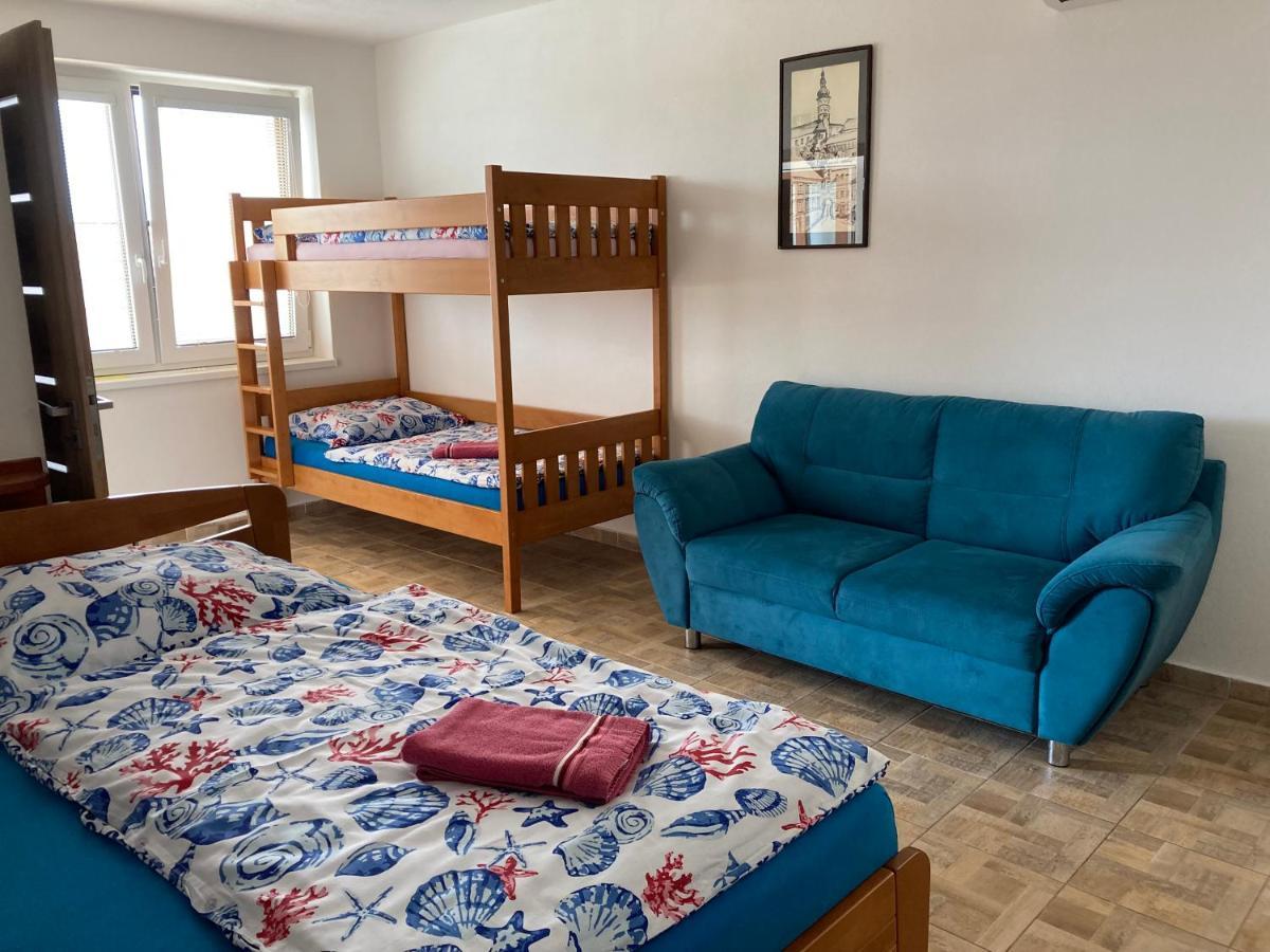 Apartmany S Klimatizaci - Penzion U Kudlacku Pouzdrany ภายนอก รูปภาพ