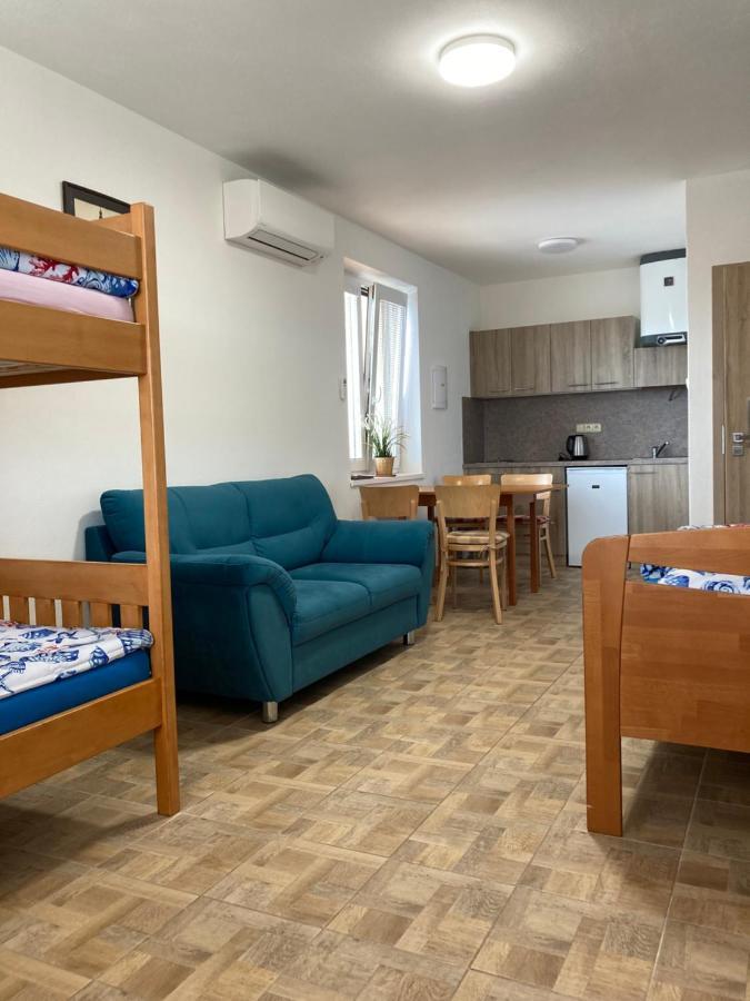 Apartmany S Klimatizaci - Penzion U Kudlacku Pouzdrany ภายนอก รูปภาพ