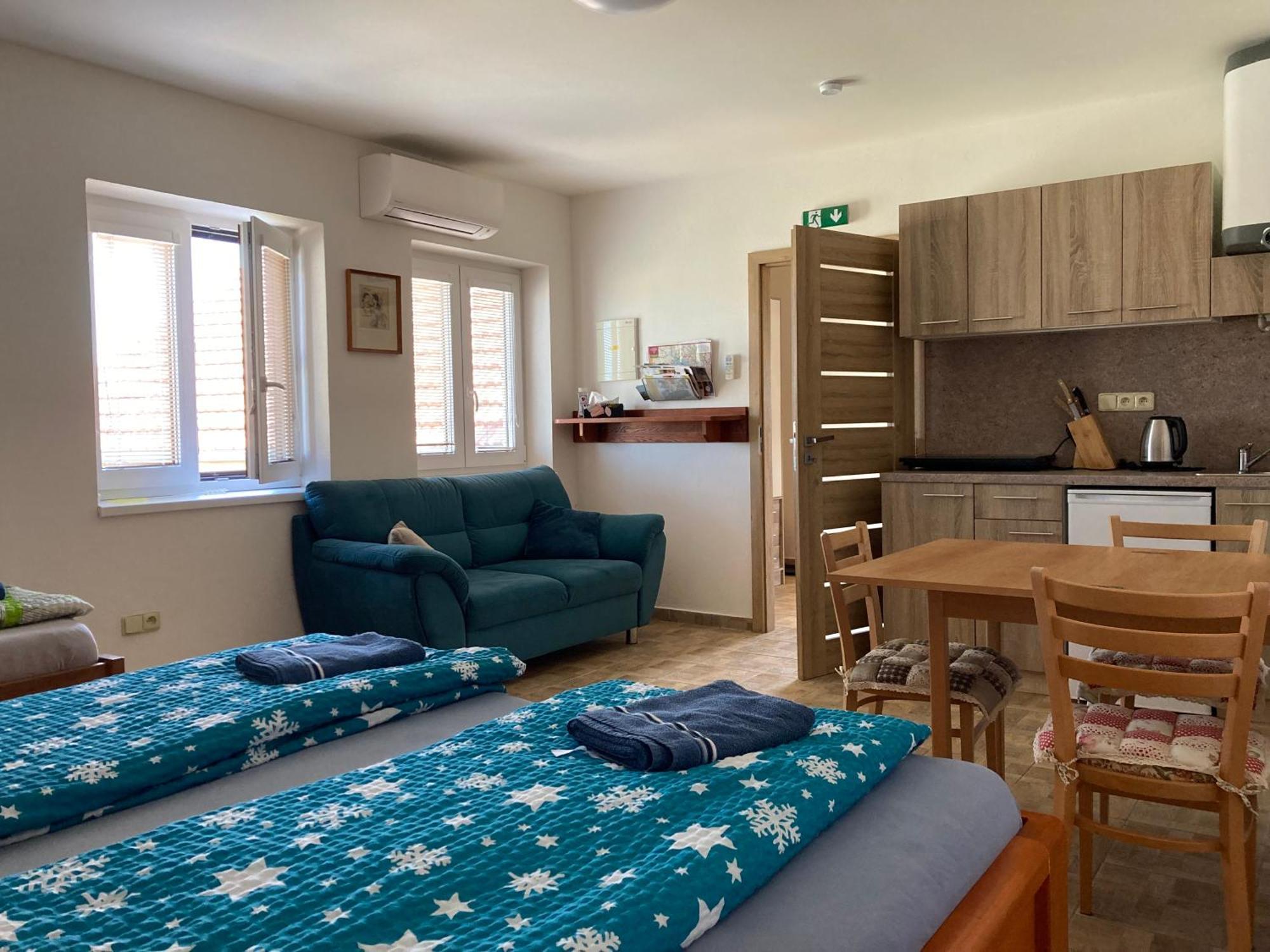 Apartmany S Klimatizaci - Penzion U Kudlacku Pouzdrany ภายนอก รูปภาพ
